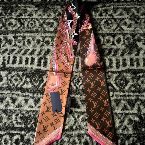 Louis Vuitton Ultimate BB Bandeau Brown and Pink
Twilly Scarf (Pre-Owned) - Picture 1 of 2